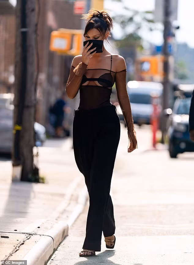 Mẫu đình đám Bella Hadid mặc áo xuyên thấu lạ mắt, khoe vòng một siêu gợi cảm ảnh 3