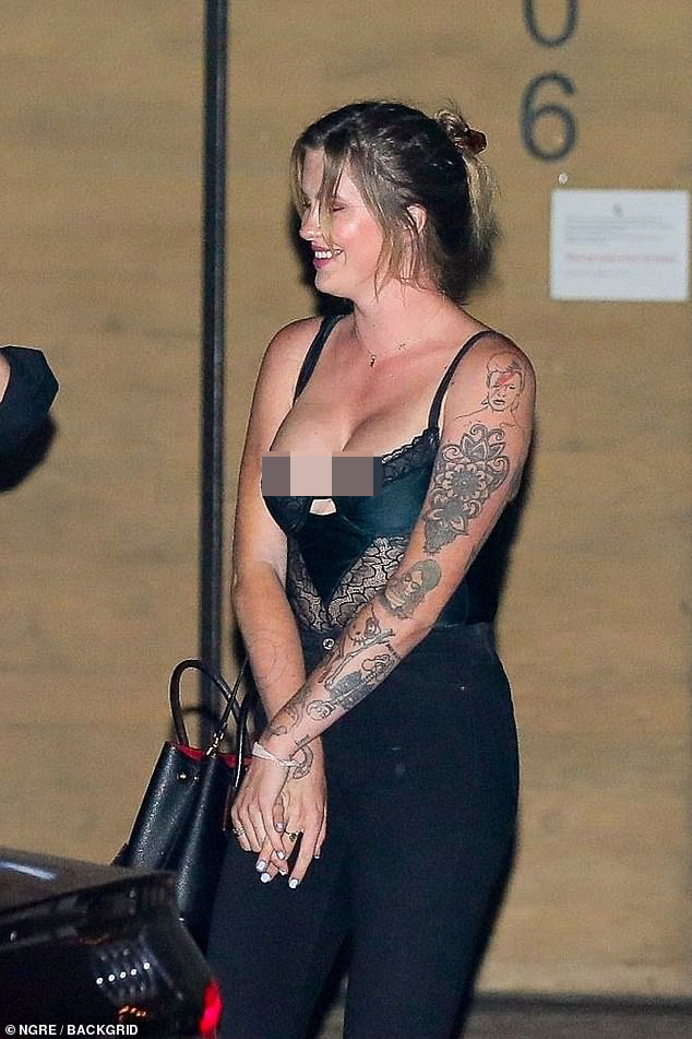 Con gái tài tử gạo cội Alec Baldwin khoe ngực quá đà bị 'ném đá' dữ dội ảnh 1