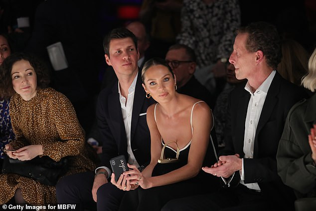 Candice Swanepoel đẹp như nữ thần với phong cách không nội y ảnh 9