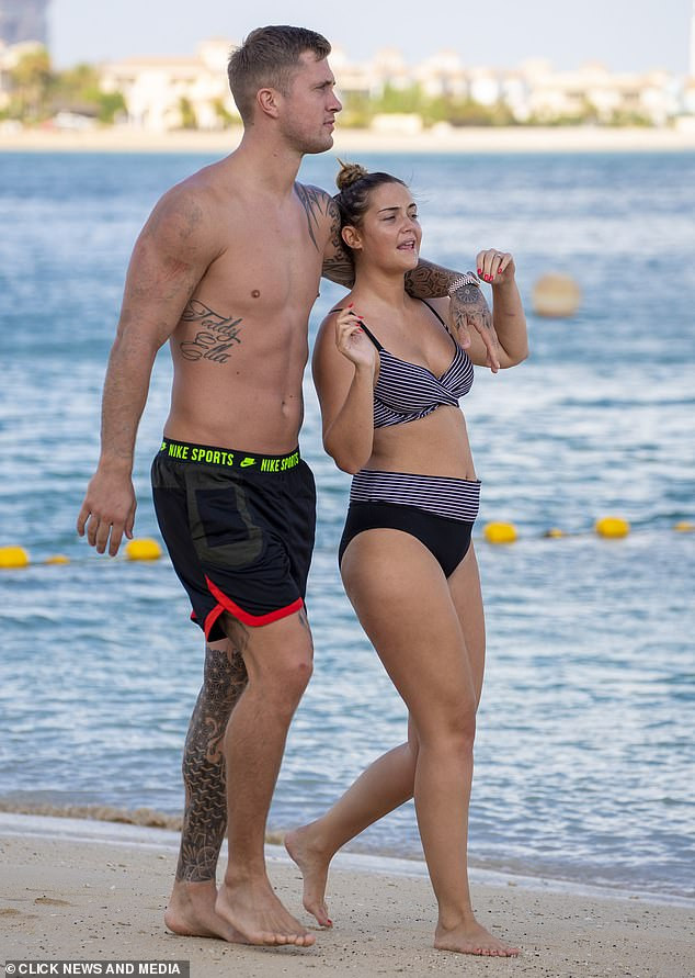 Sao truyền hình Anh gợi cảm, liên tục tình tứ chồng ở biển ảnh 3