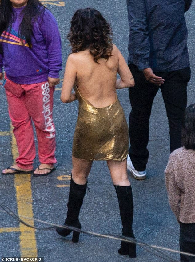 Selena Gomez mặc hở lưng táo bạo đi quay MV ảnh 1