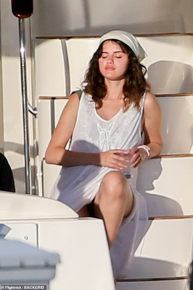 Selena Gomez mặc áo tắm gợi cảm, thư giãn trên du thuyền sang trọng ảnh 9