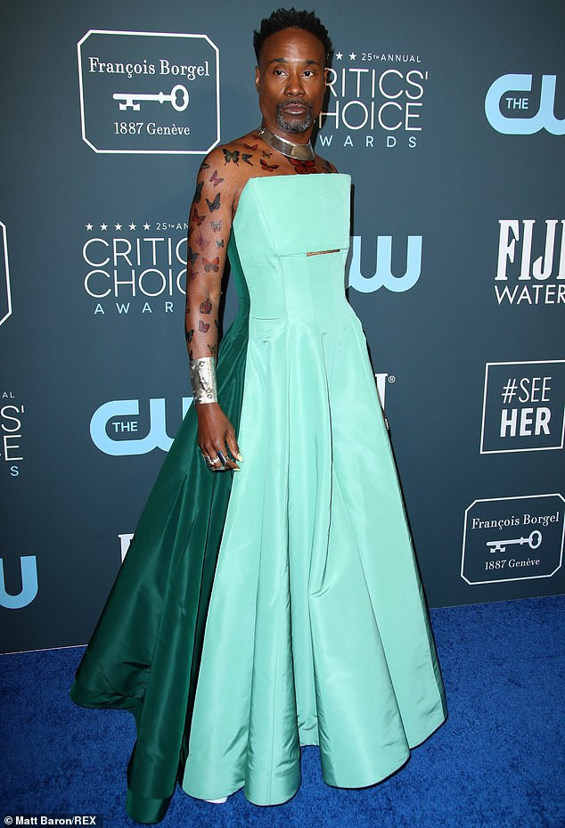 Choáng với sao nam mặc váy xoè xanh, trễ vai khoe loạt hình vẽ con bướm ảnh 4