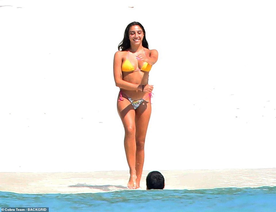 Con gái ‘nữ hoàng nhạc pop’ Madonna mặc bikini 'bốc lửa' tình tứ bên bạn trại ảnh 1