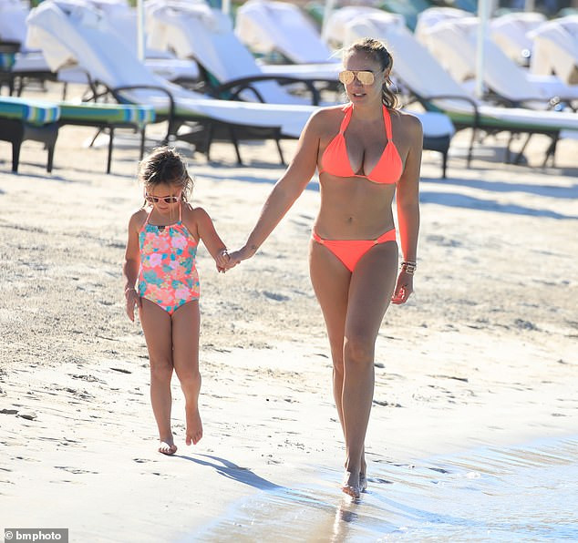 Vừa bị trộm 50 triệu bảng Anh, con gái tỷ phú F1 đi biển phô vòng 1 'nảy lửa' ảnh 3