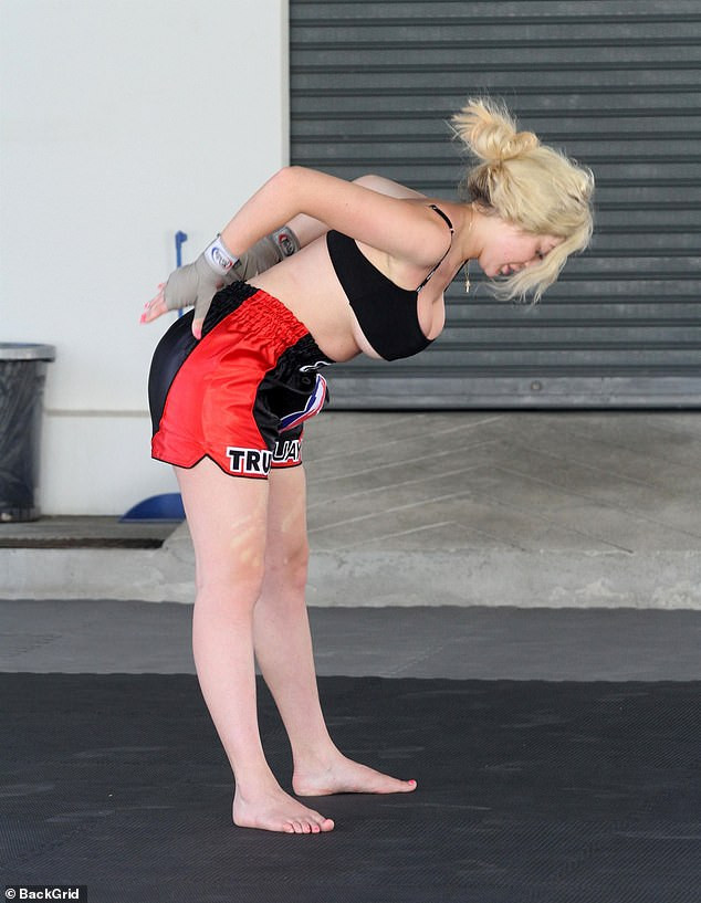 Đỏ mặt với áo tắm bé xíu của sao truyền hình Anh quốc ảnh 6