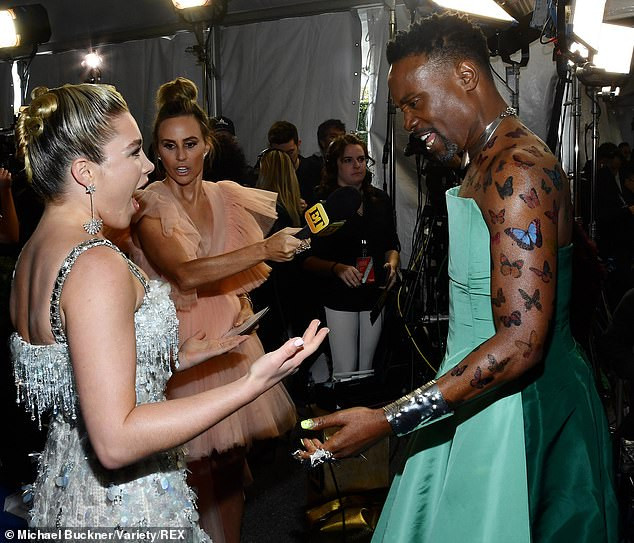 Choáng với sao nam mặc váy xoè xanh, trễ vai khoe loạt hình vẽ con bướm ảnh 2