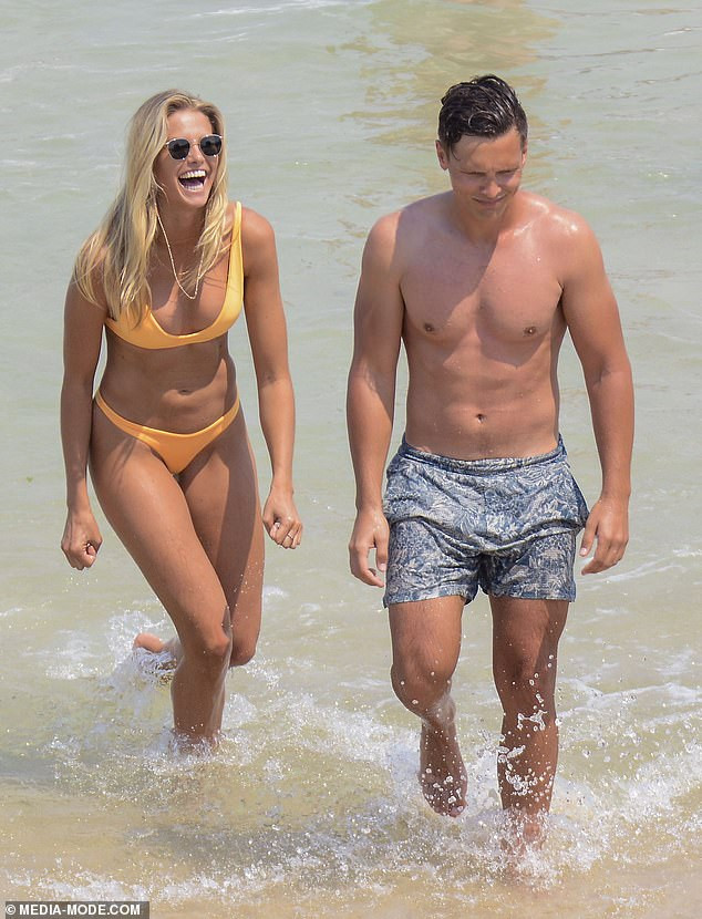 Natalie Roser đẹp mê mẩn, mặn nồng với bạn trai trên biển ảnh 1