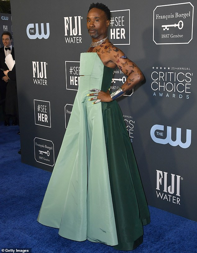 Choáng với sao nam mặc váy xoè xanh, trễ vai khoe loạt hình vẽ con bướm ảnh 5