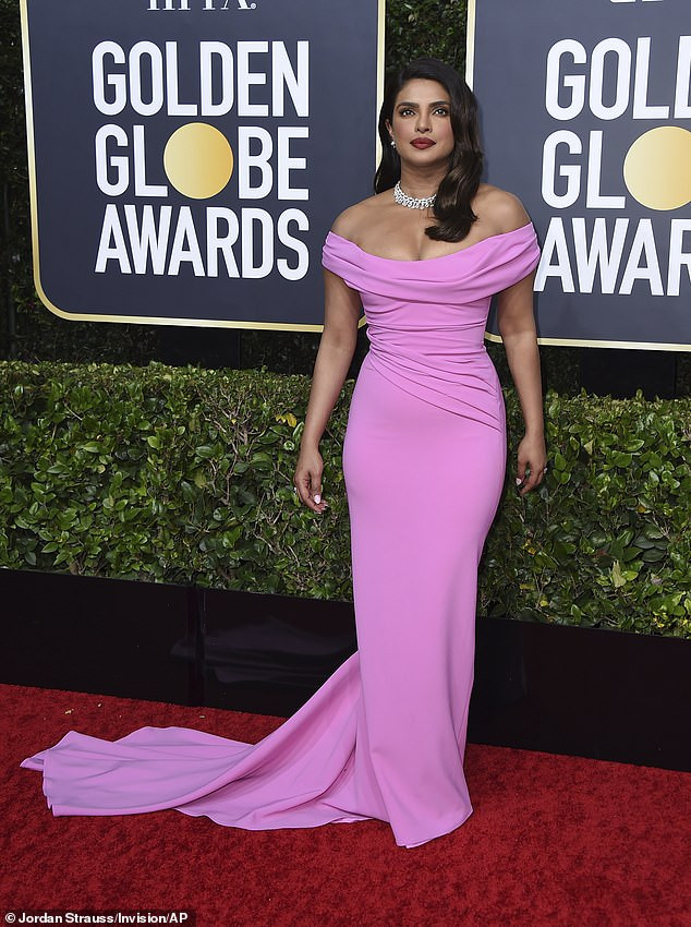 Hoa hậu Priyanka Chopra mặc váy tôn ngực đầy hút mọi ánh nhìn ở Quả Cầu Vàng ảnh 7