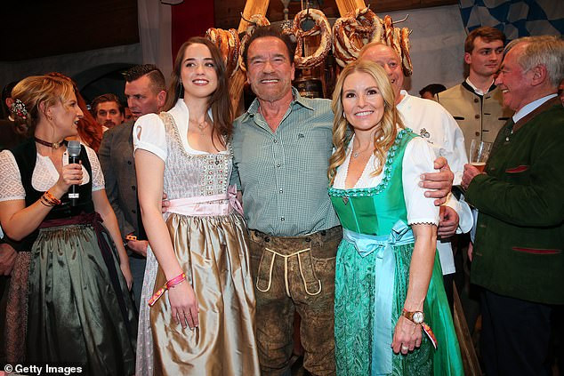 'Kẻ huỷ diệt' Arnold Schwarzenegger vui vẻ bên bạn gái kém 27 tuổi ảnh 1