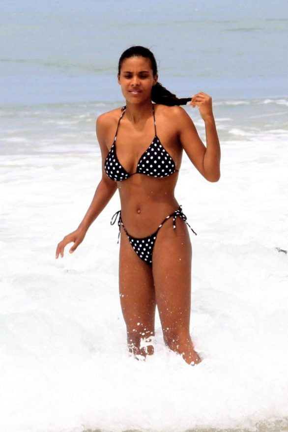 Nàng mẫu Pháp Tina Kunakey cực nảy nở gợi cảm với bikini ảnh 1