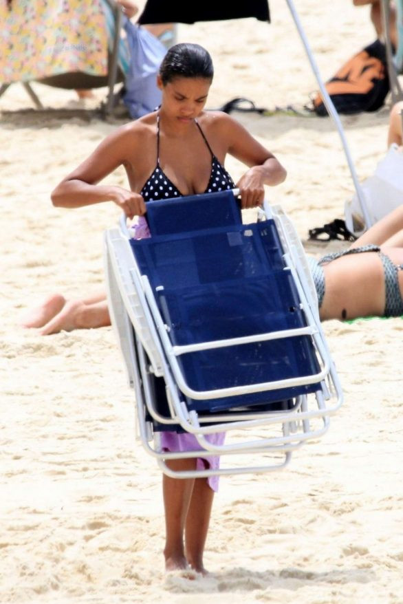 Nàng mẫu Pháp Tina Kunakey cực nảy nở gợi cảm với bikini ảnh 3