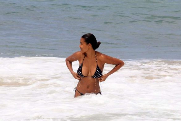 Nàng mẫu Pháp Tina Kunakey cực nảy nở gợi cảm với bikini ảnh 7