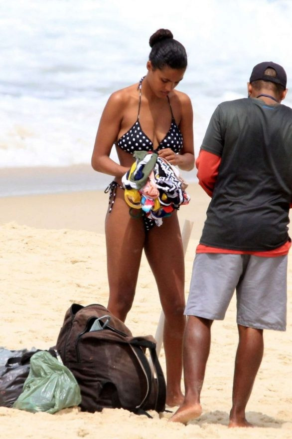 Nàng mẫu Pháp Tina Kunakey cực nảy nở gợi cảm với bikini ảnh 5