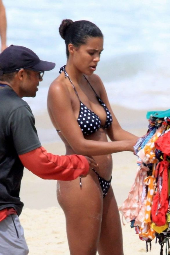 Nàng mẫu Pháp Tina Kunakey cực nảy nở gợi cảm với bikini ảnh 11