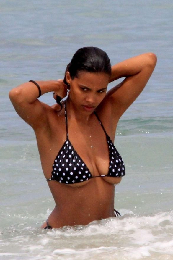 Nàng mẫu Pháp Tina Kunakey cực nảy nở gợi cảm với bikini ảnh 10