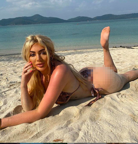 Chloe Ferry chụp ảnh bikini nóng bỏng cùng heo ở biển ảnh 4
