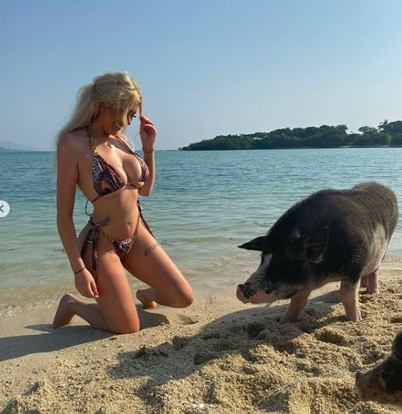 Chloe Ferry chụp ảnh bikini nóng bỏng cùng heo ở biển ảnh 1