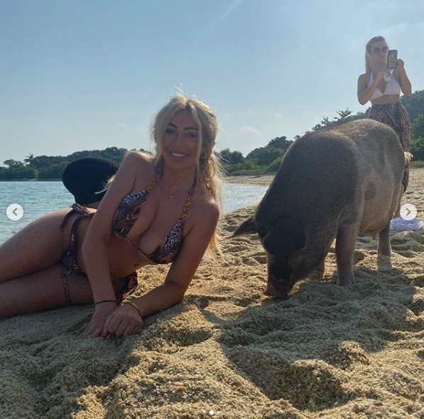 Chloe Ferry chụp ảnh bikini nóng bỏng cùng heo ở biển ảnh 2