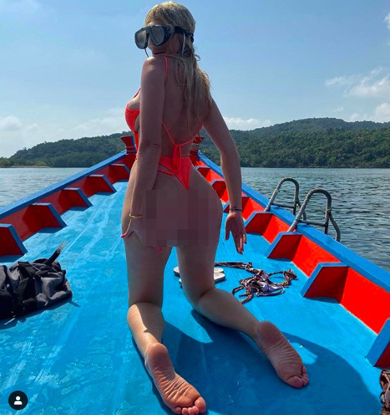 Chloe Ferry chụp ảnh bikini nóng bỏng cùng heo ở biển ảnh 6