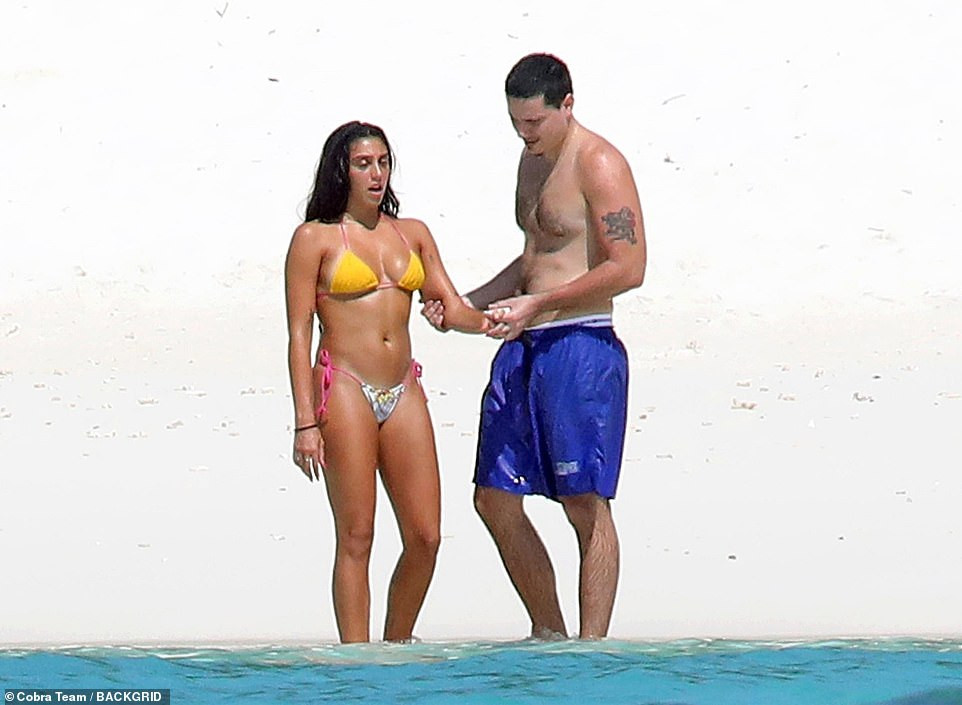 Con gái ‘nữ hoàng nhạc pop’ Madonna mặc bikini 'bốc lửa' tình tứ bên bạn trại ảnh 5