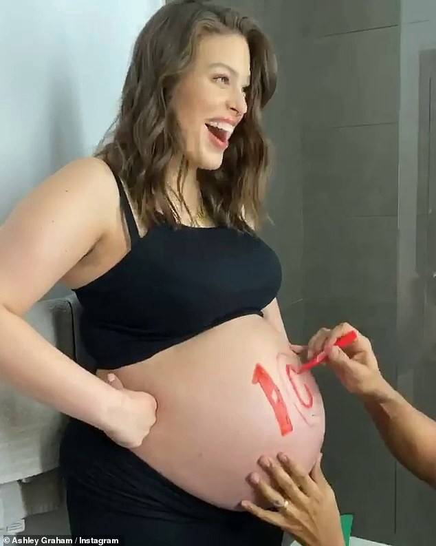 Siêu mẫu ngoại cỡ Ashley Graham tung ảnh khoả thân khi ở cuối thai kỳ ảnh 4