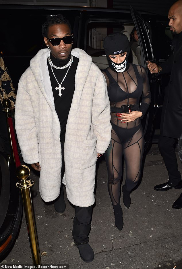 Cardi B 'nổi loạn' khi khoe trọn nội y với trang phục xuyên thấu ảnh 2