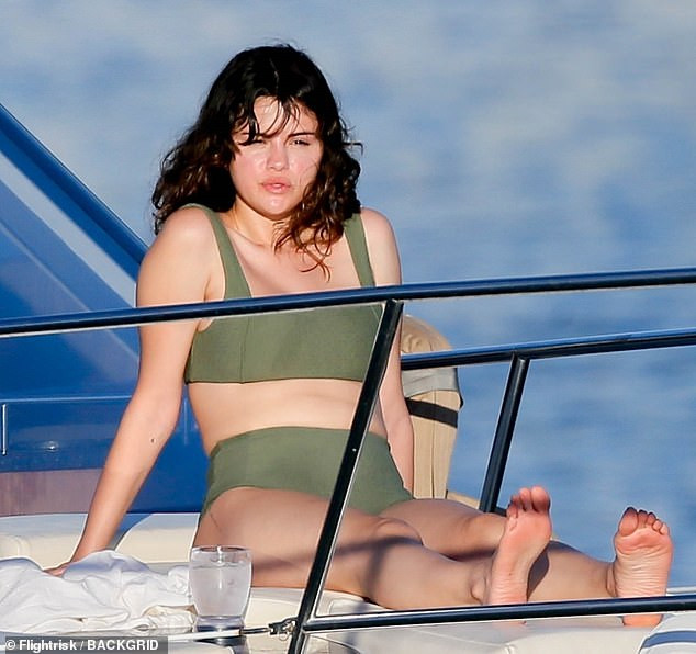 Selena Gomez mặc áo tắm gợi cảm, thư giãn trên du thuyền sang trọng ảnh 1