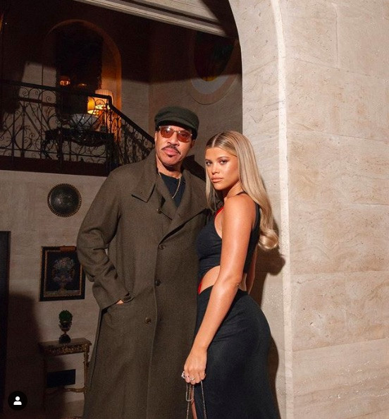 Sofia Richie 'thả rông' vòng 1 táo bạo ảnh 3