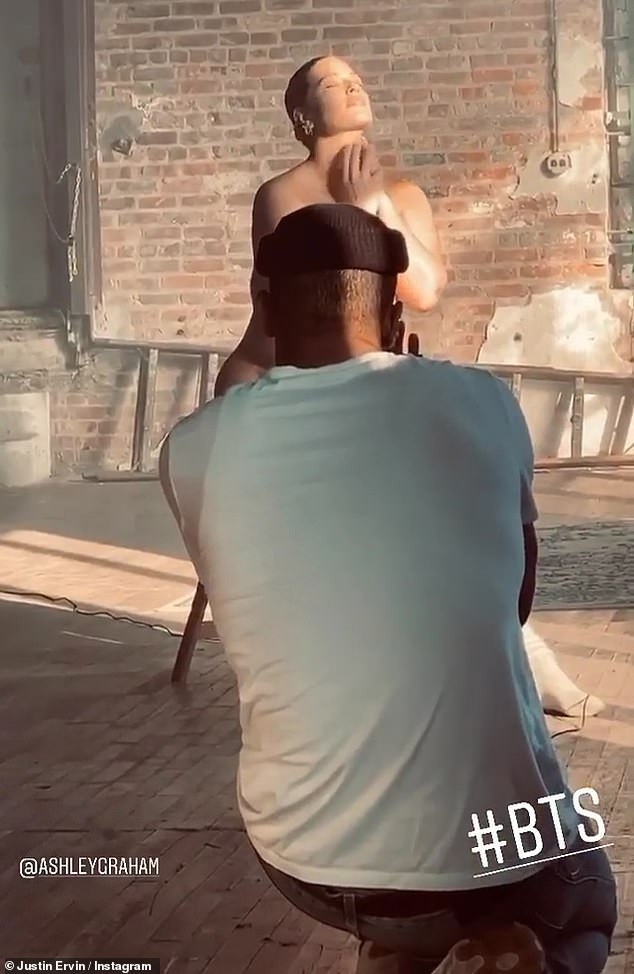 Siêu mẫu ngoại cỡ Ashley Graham tung ảnh khoả thân khi ở cuối thai kỳ ảnh 2