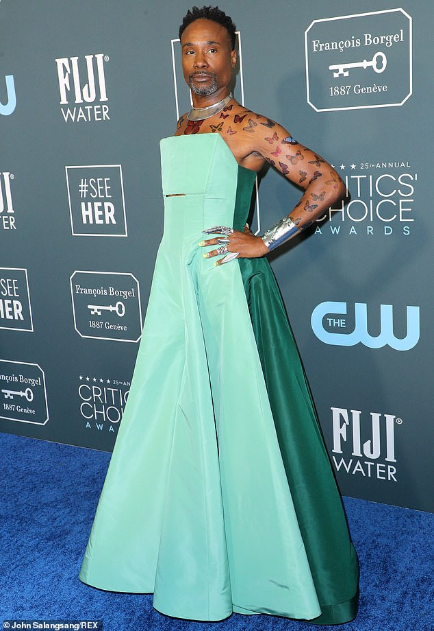 Choáng với sao nam mặc váy xoè xanh, trễ vai khoe loạt hình vẽ con bướm ảnh 6