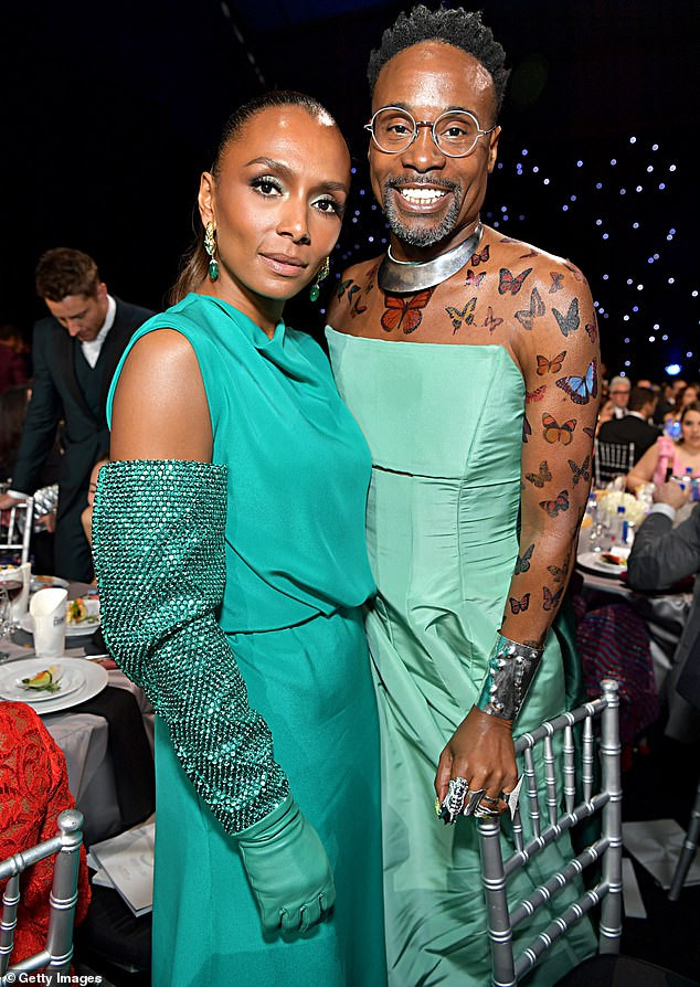 Choáng với sao nam mặc váy xoè xanh, trễ vai khoe loạt hình vẽ con bướm ảnh 7