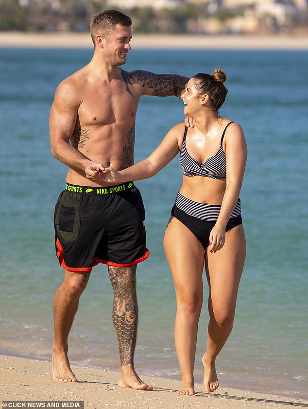 Sao truyền hình Anh gợi cảm, liên tục tình tứ chồng ở biển ảnh 8