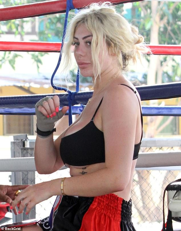 Đỏ mặt với áo tắm bé xíu của sao truyền hình Anh quốc ảnh 9