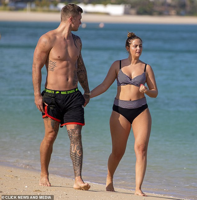 Sao truyền hình Anh gợi cảm, liên tục tình tứ chồng ở biển ảnh 9