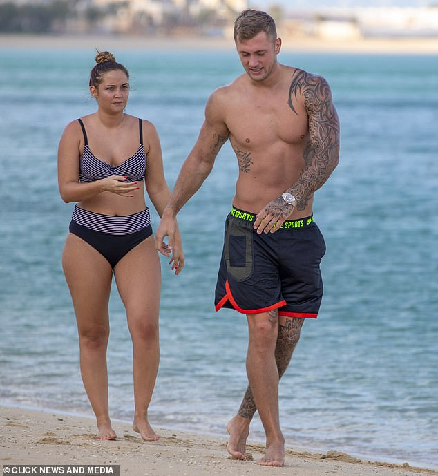 Sao truyền hình Anh gợi cảm, liên tục tình tứ chồng ở biển ảnh 7