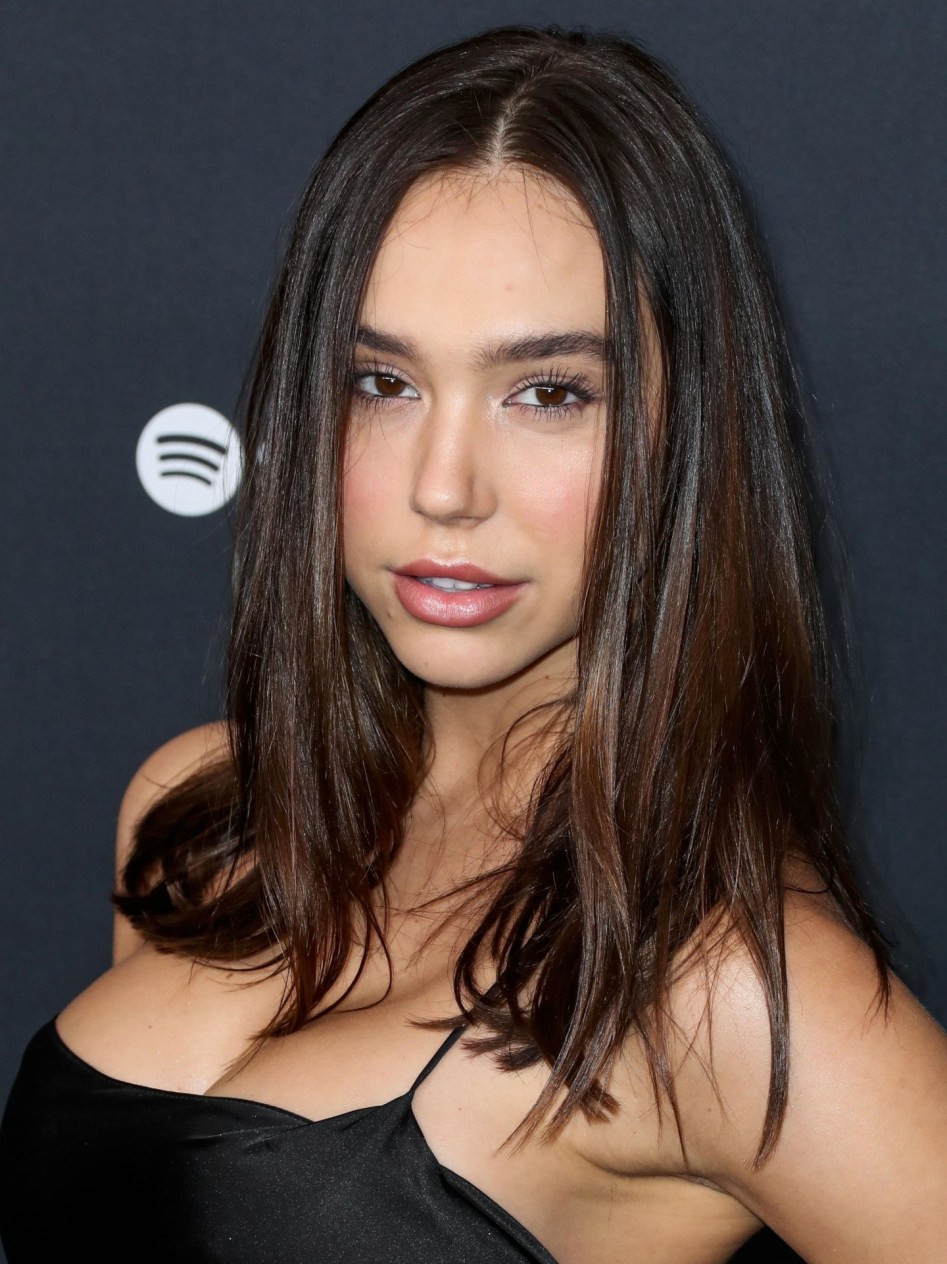Alexis Ren phô ngực 'khủng' khiến người nhìn đỏ mặt ảnh 3