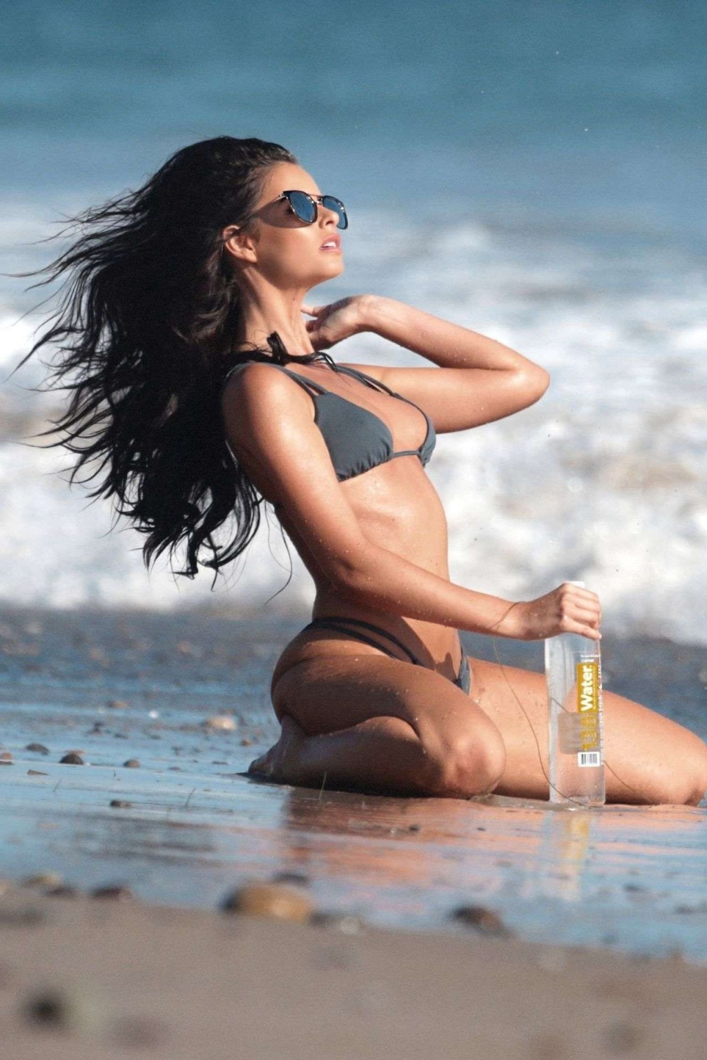 Người mẫu nghiện chụp khoả thân khoe đường cong 'bỏng rẫy' với bikini nhỏ xíu ảnh 1