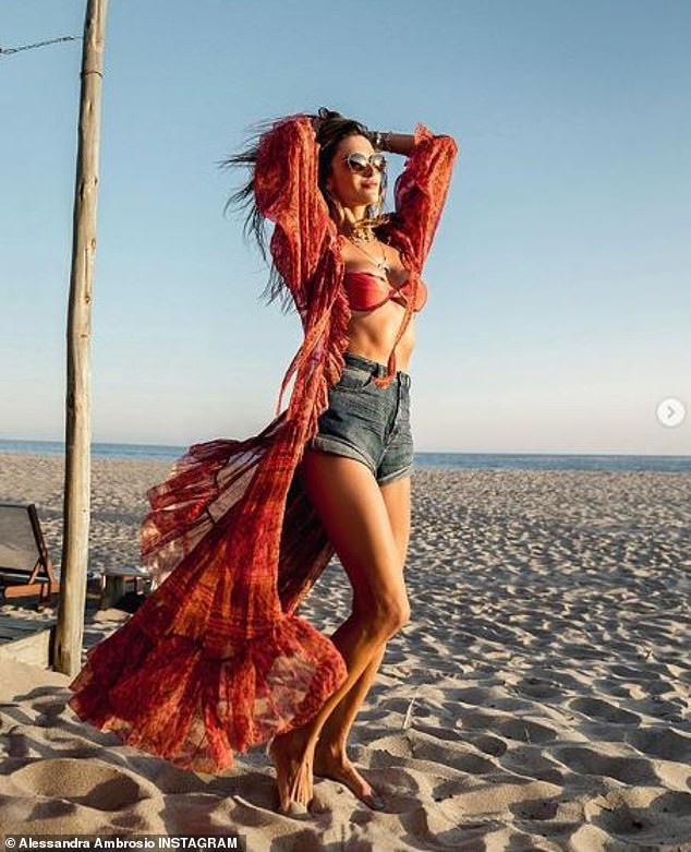 Alessandra Ambrosio thả dáng chụp ảnh sexy trên biển với áo tắm nhỏ xíu ảnh 5