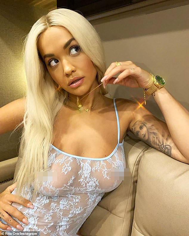 Rita Ora mặc nội y, 'thả rông' vòng 1 nóng bỏng hết nấc ảnh 2