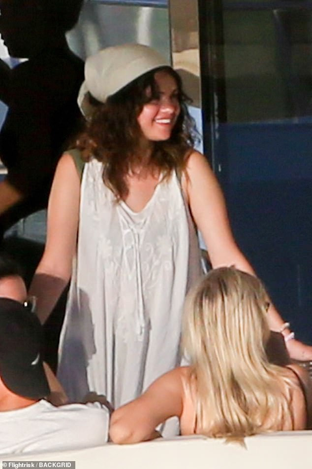 Selena Gomez mặc áo tắm gợi cảm, thư giãn trên du thuyền sang trọng ảnh 8