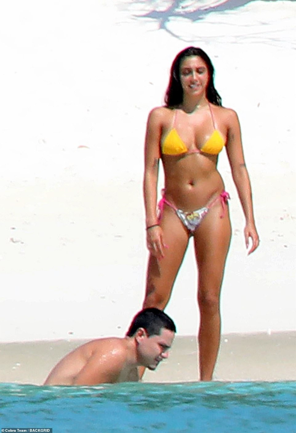 Con gái ‘nữ hoàng nhạc pop’ Madonna mặc bikini 'bốc lửa' tình tứ bên bạn trại ảnh 2