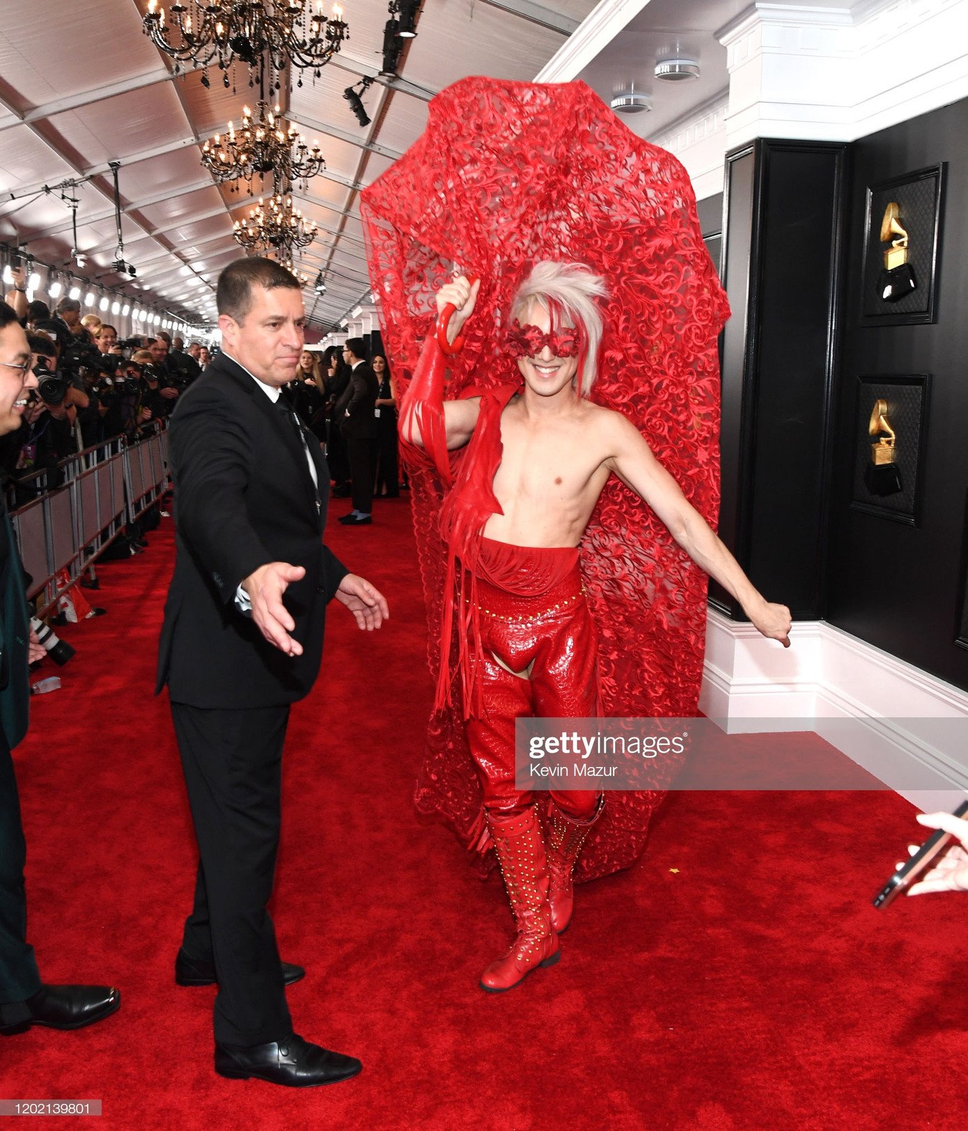 Nam ca sĩ Ricky Rebel mặc dị, quằn quại 'khó đỡ' trên thảm đỏ Grammy 2020 ảnh 5