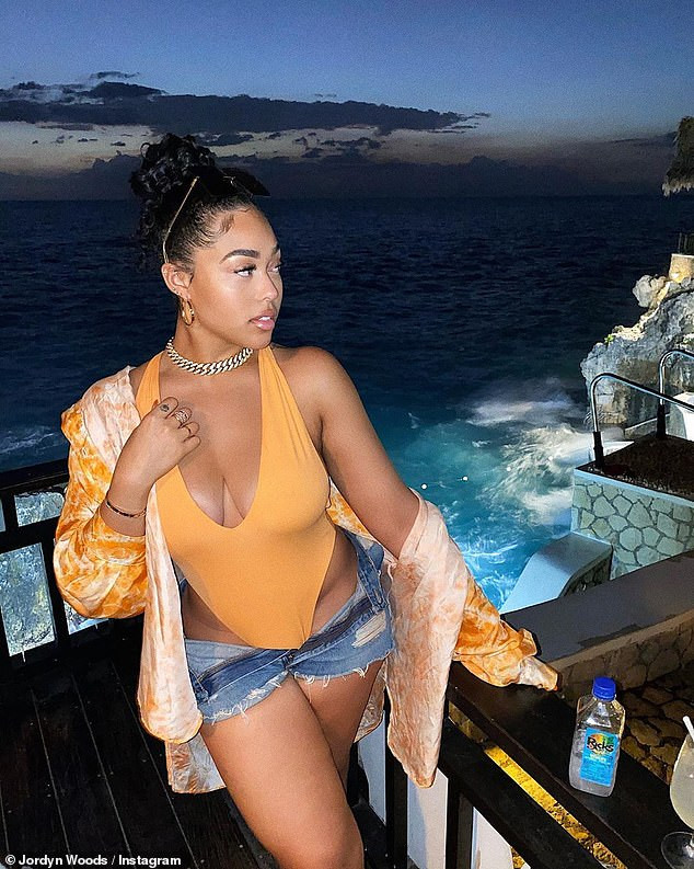 Mẫu ngoại cỡ Jordyn Woods tròn đầy 'bốc lửa' với áo tắm ảnh 1
