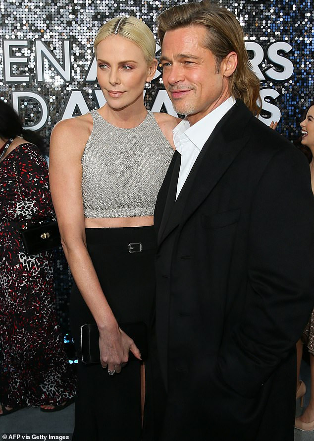 Brad Pitt sánh đôi tình tin đồn Charlize Theron, nắm tay vợ cũ tại sự kiện ảnh 2