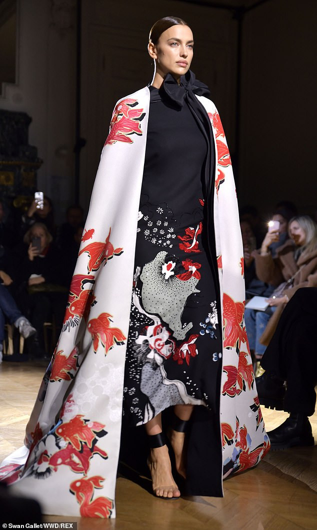 Con gái siêu mẫu của Cindy Crawford mặc trễ ngực, catwalk đẹp như thiên thần ảnh 6