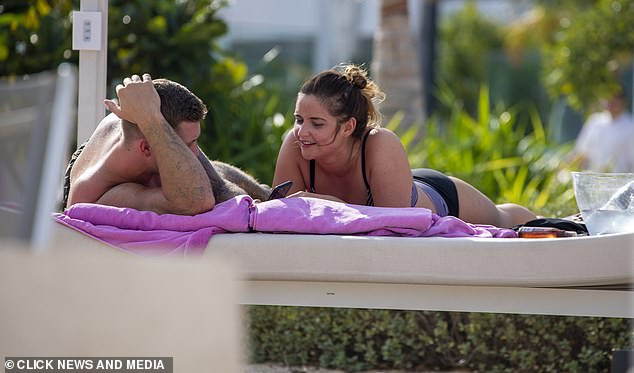 Sao truyền hình Anh gợi cảm, liên tục tình tứ chồng ở biển ảnh 5