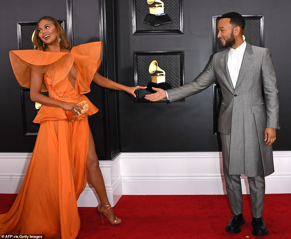 Chrissy Teigen ngực trần 'nảy lửa', sánh đôi chồng tại thảm đỏ Grammy 2020 ảnh 5
