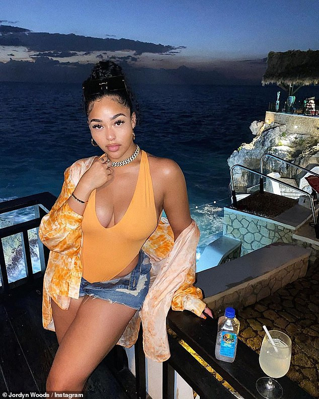 Mẫu ngoại cỡ Jordyn Woods tròn đầy 'bốc lửa' với áo tắm ảnh 2